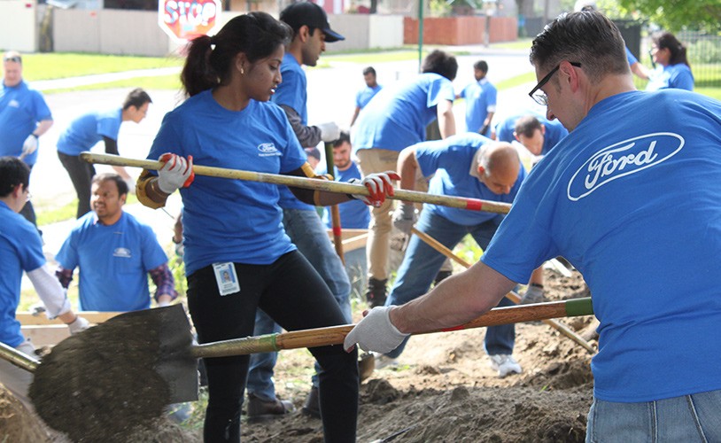 Ford employees volunteering together