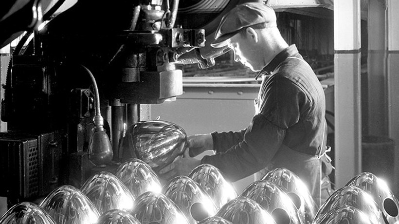 Headlamp shell manufacturing in 1934