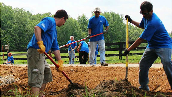 Ford Volunteers Go Green to Go Further